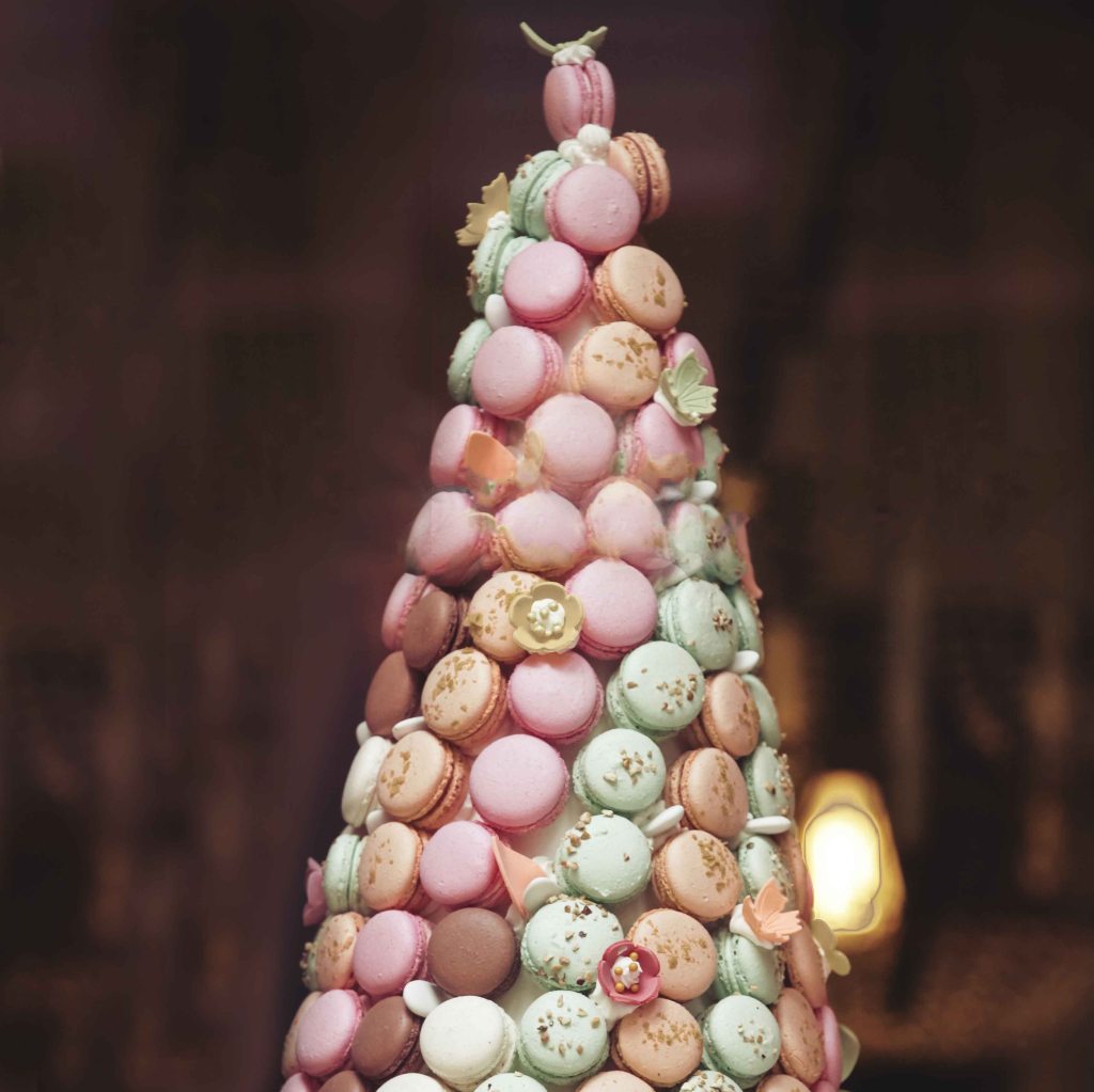 Photo de profil de frenchglimpses
frenchglimpses
Question of the day ... In your opinion, why the macaroons are round?

There is a legend around the round shape. The history of the macaroon says that a monk used to knead almond paste with his shirt off. One day, very tired, he fell from exhaustion and left a mark of his navel on the dough. At this point, the button took the shape of a circle.