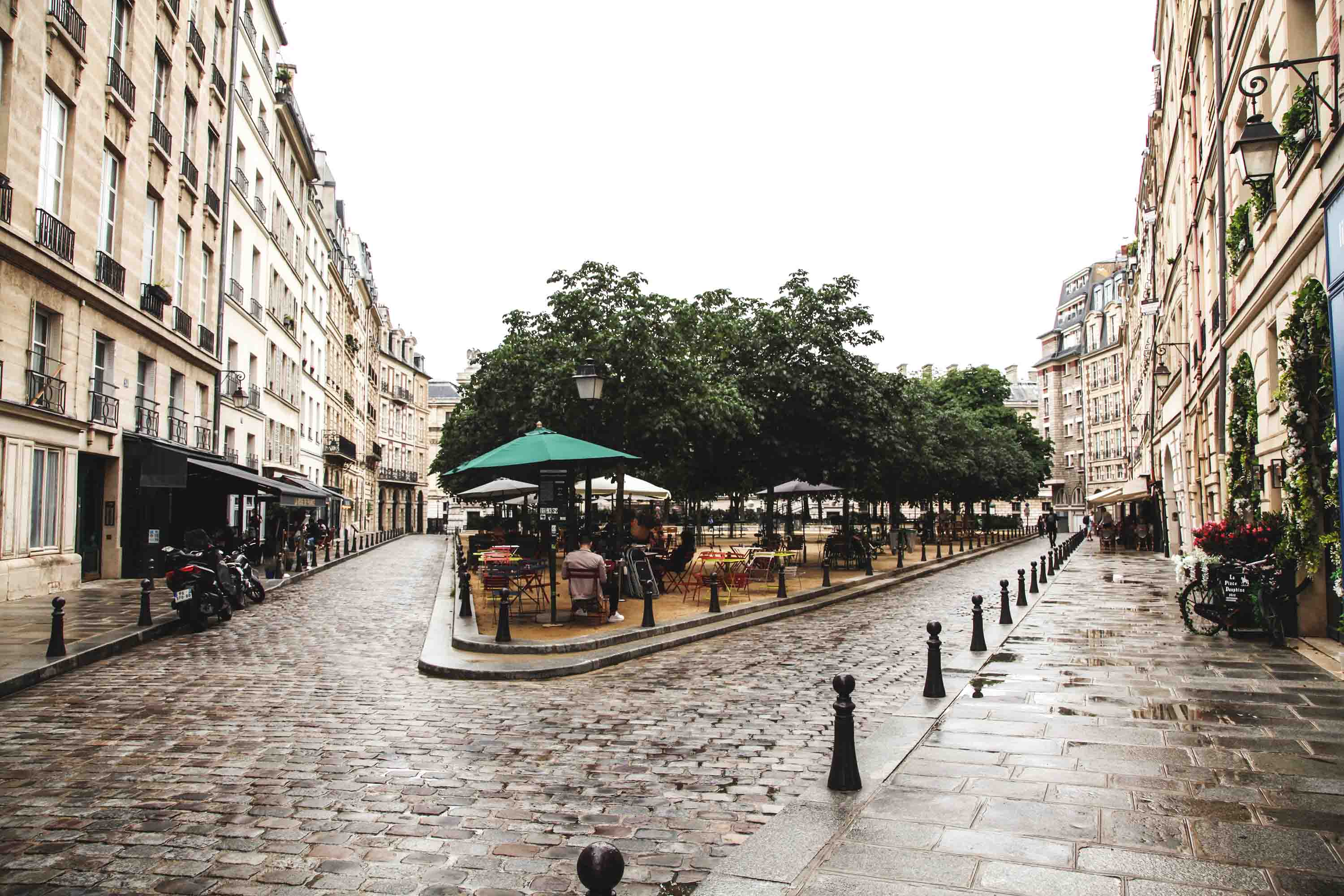 Why is Place Dauphine nicknamed “the sex of Paris”?