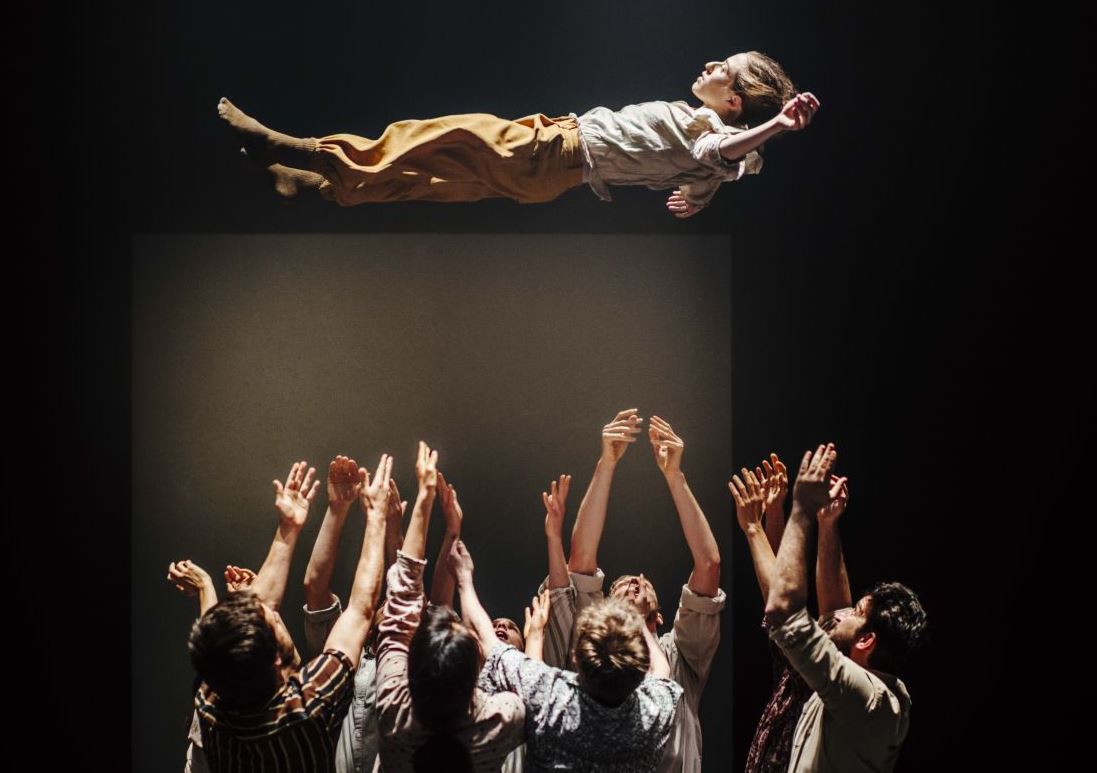 The choreographer Hofesh Shechter offers two shows, "In your rooms" and "uprising at the Paris Opera.