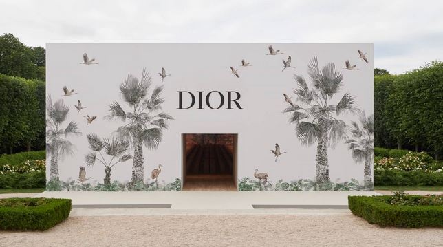 Visit the sets of the Dior fashion show !