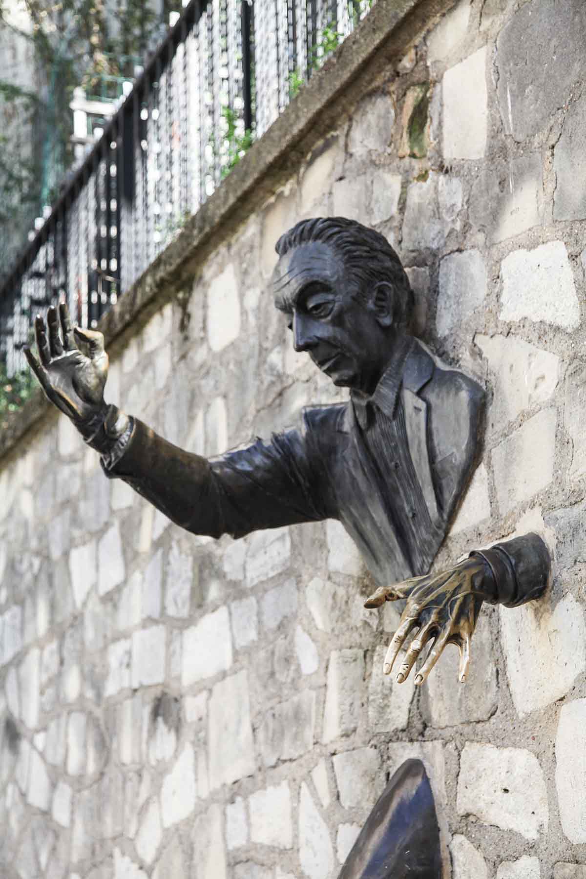 Le Passe-muraille, the mysterious statue of Montmartre