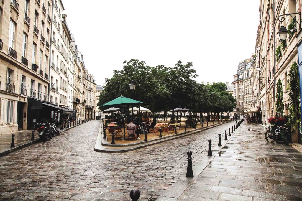 Why is Place Dauphine nicknamed “the sex of&nbsp;Paris”?