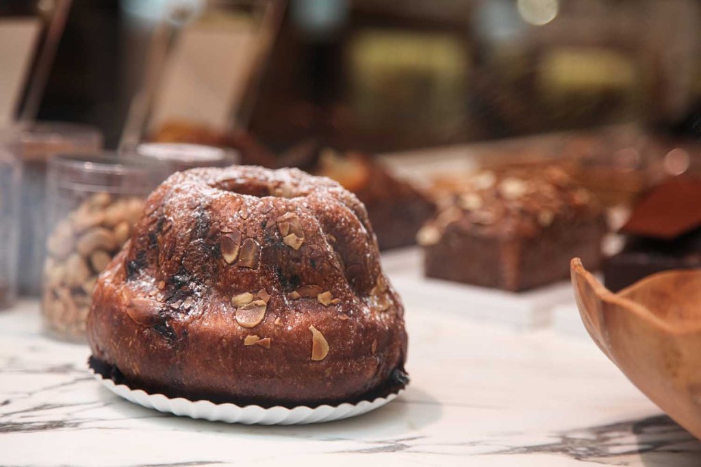 des gâteaux et du pain bakery paris