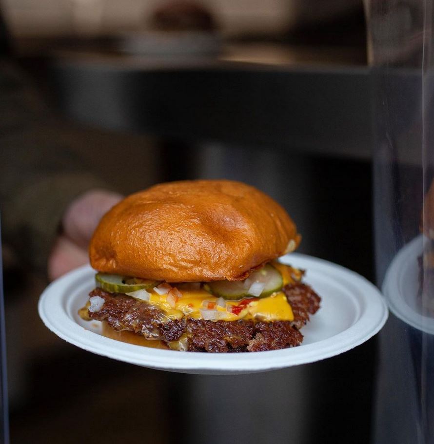At the Dumbo restaurant in Paris, the “Smash Burger” is offered, a burger inspired by American street food.