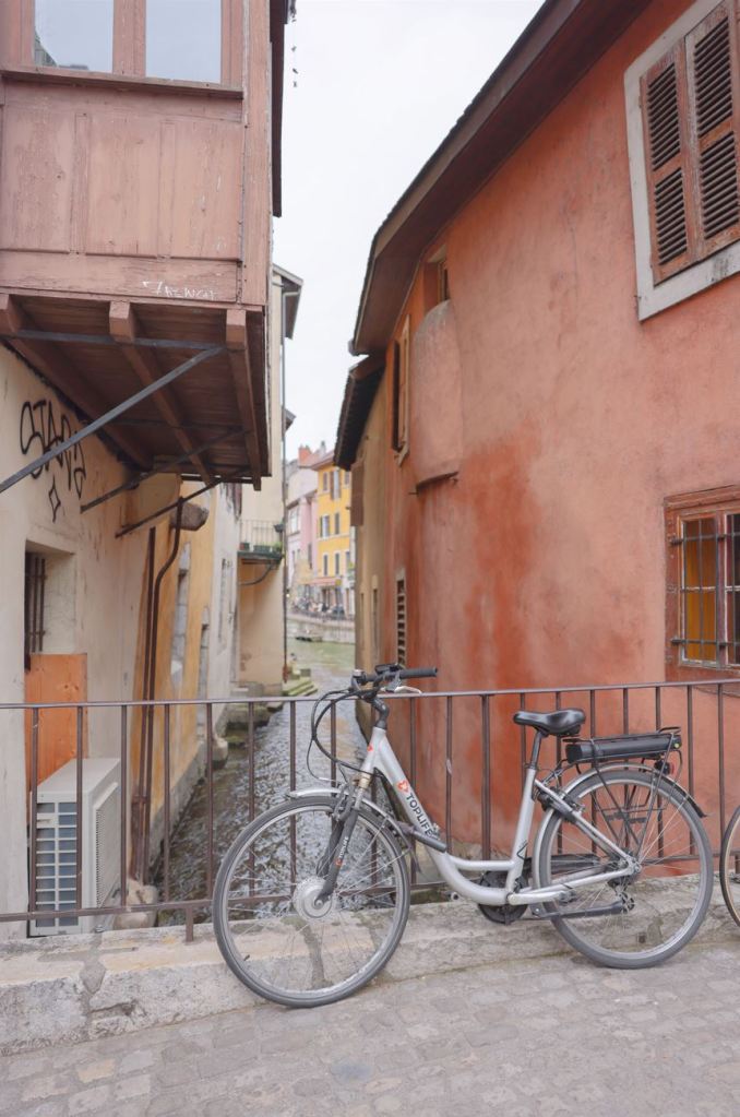 Between lake and mountains, the medieval historic center of Annecy, called "the Venice of the Alps  is an invitation to stroll and explore.