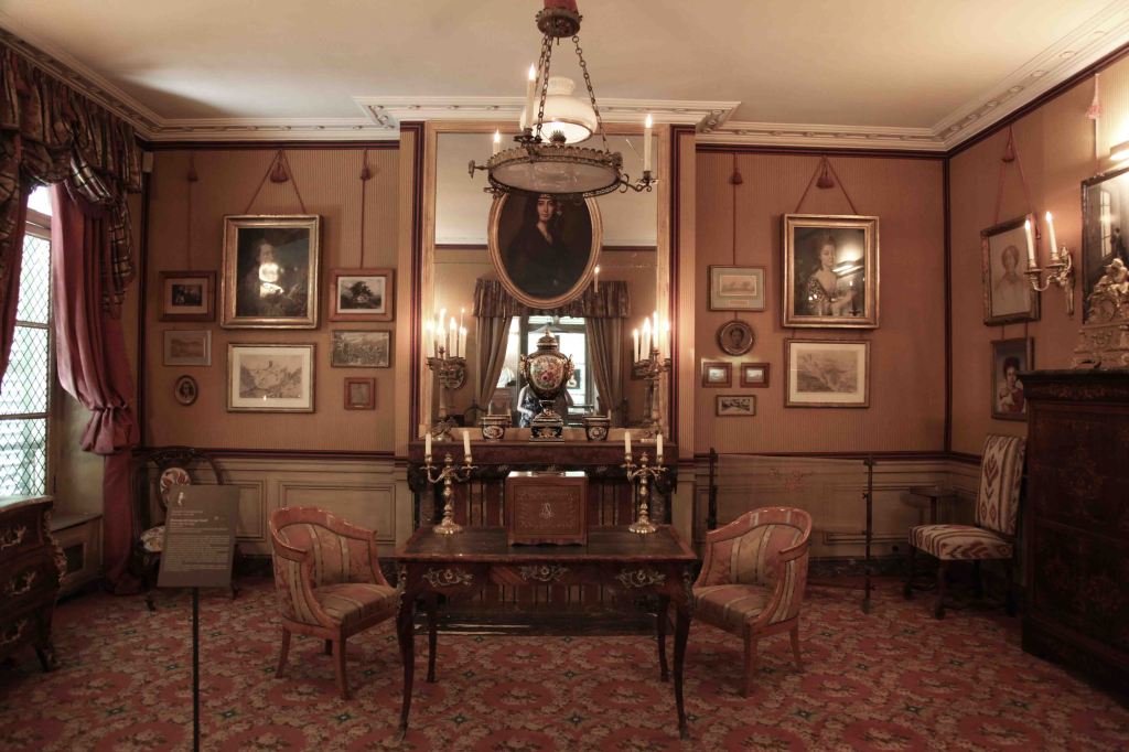 George Sand living room in le musée de la vie romantique of Paris