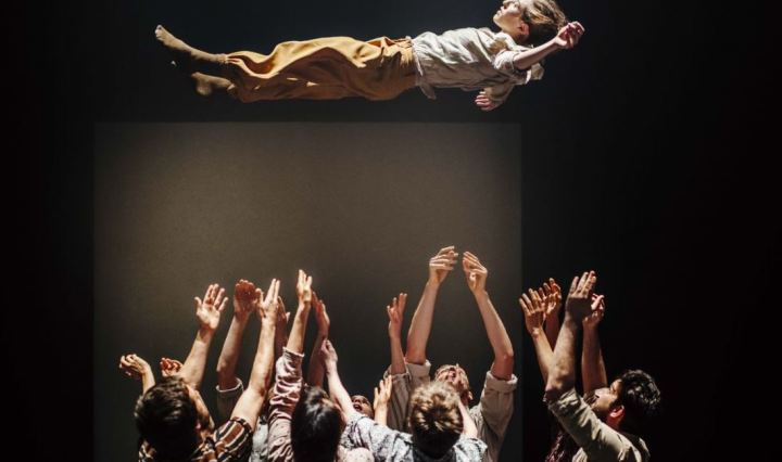 The choreographer Hofesh Shechter offers two shows, "In your rooms" and "uprising at the Paris Opera.
