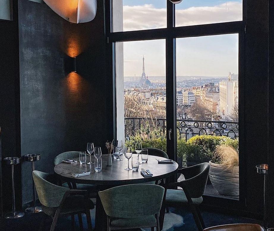 restaurant with a view of montmartre