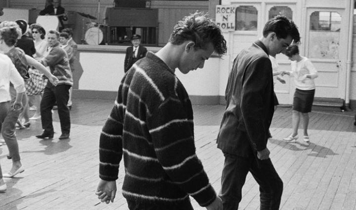 Henri Cartier-Bresson, Martin Parr : two photographers, two artists that everything opposes. A new exhibition brings them together.