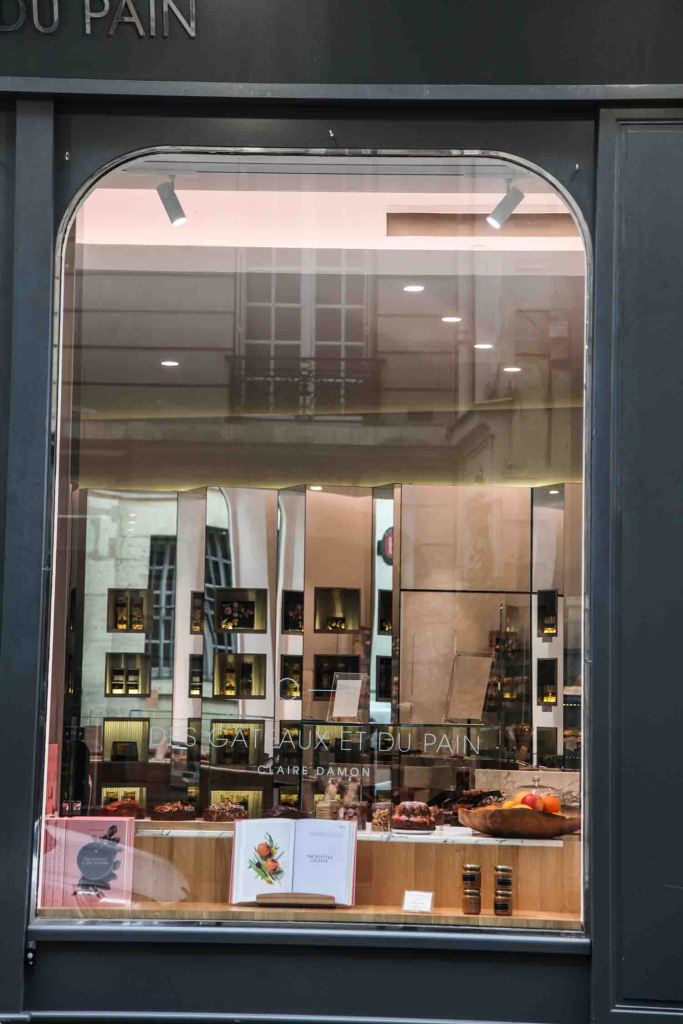 des gâteaux et du pain bakery