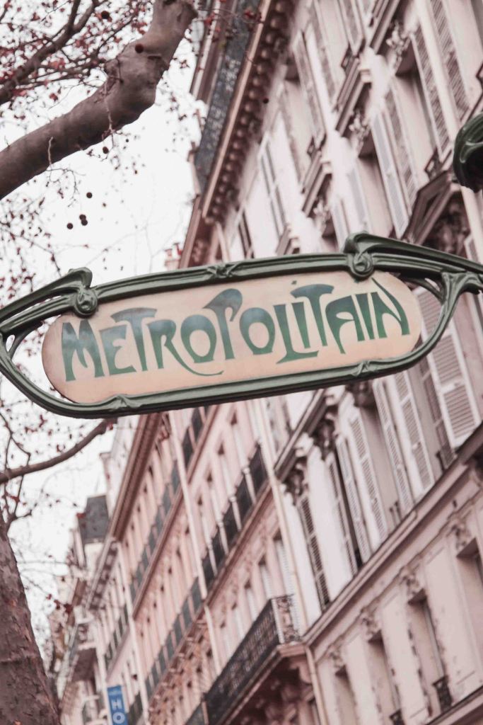 reading, a parisian way of life