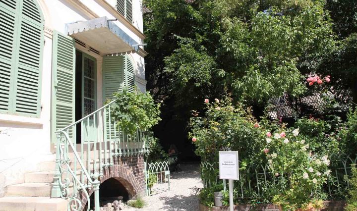 Discover the true soul of Montmartre with this ultimate insider's guide. 24 secret streets, local cafés, historic artists' studios, and hidden gardens.